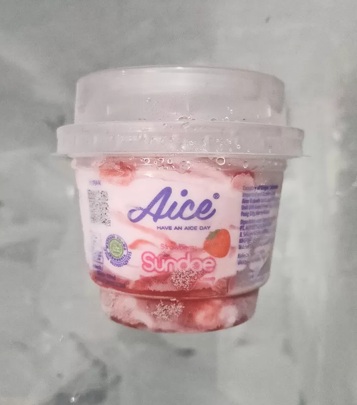 Aice cream sundae strobery